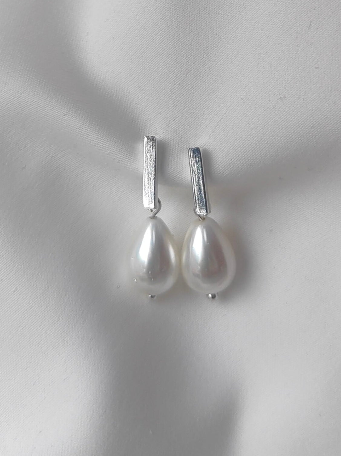 PEROLA - Silver & Pearl Drop Bridal Earrings