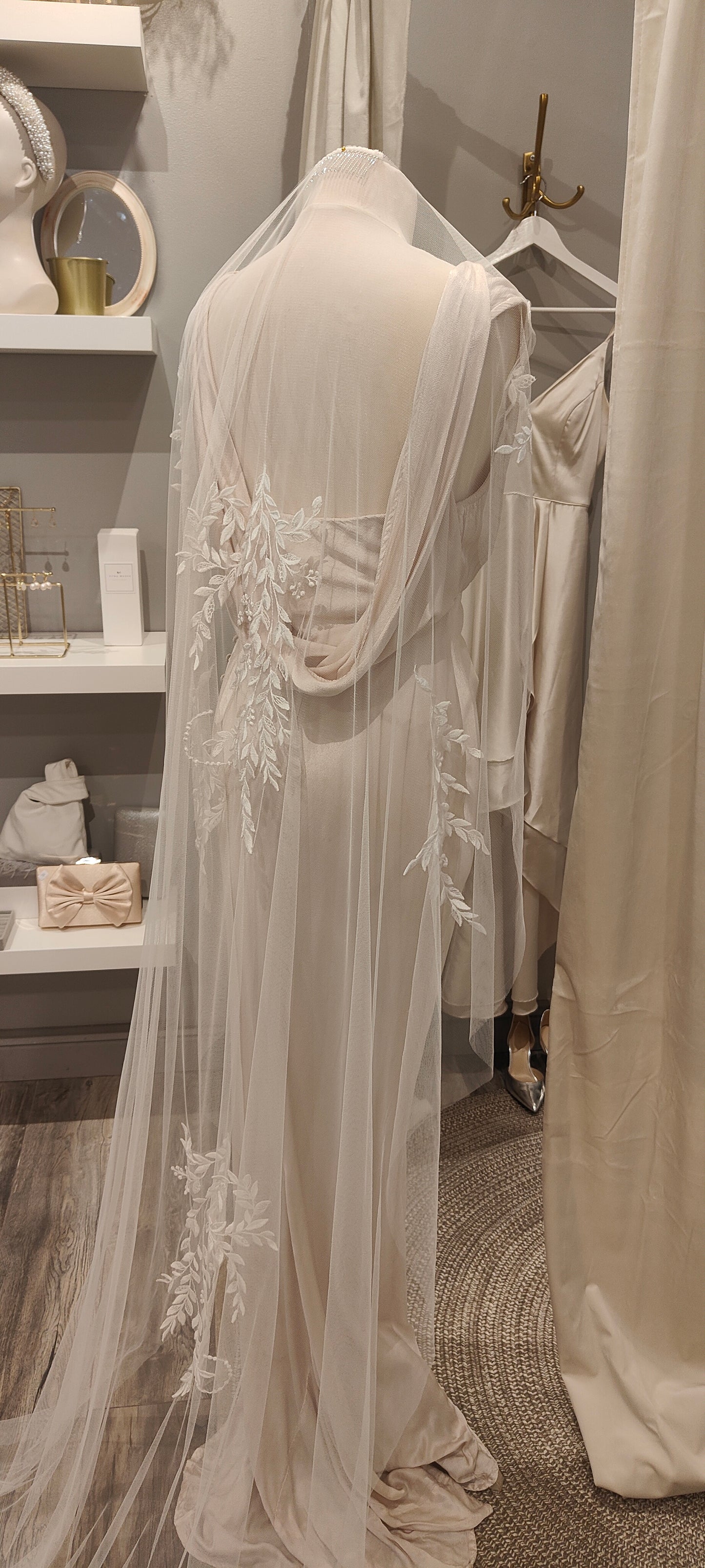 AIMEE - Cascading lace applique veil
