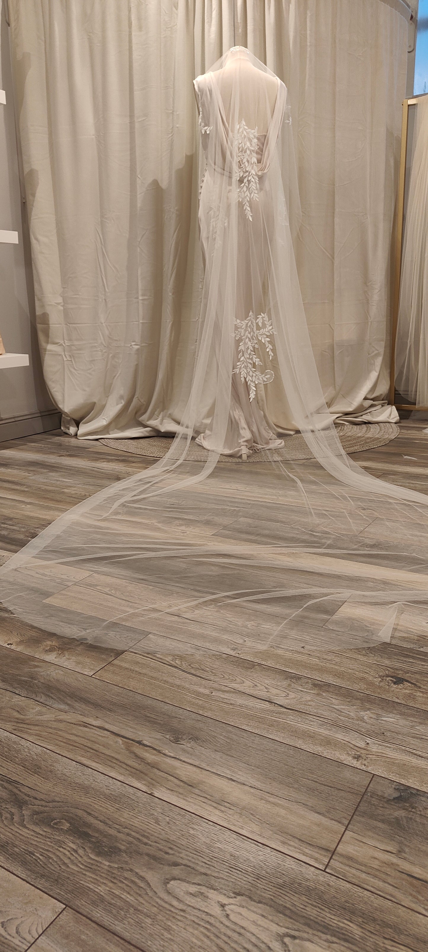 AIMEE - Cascading lace applique veil