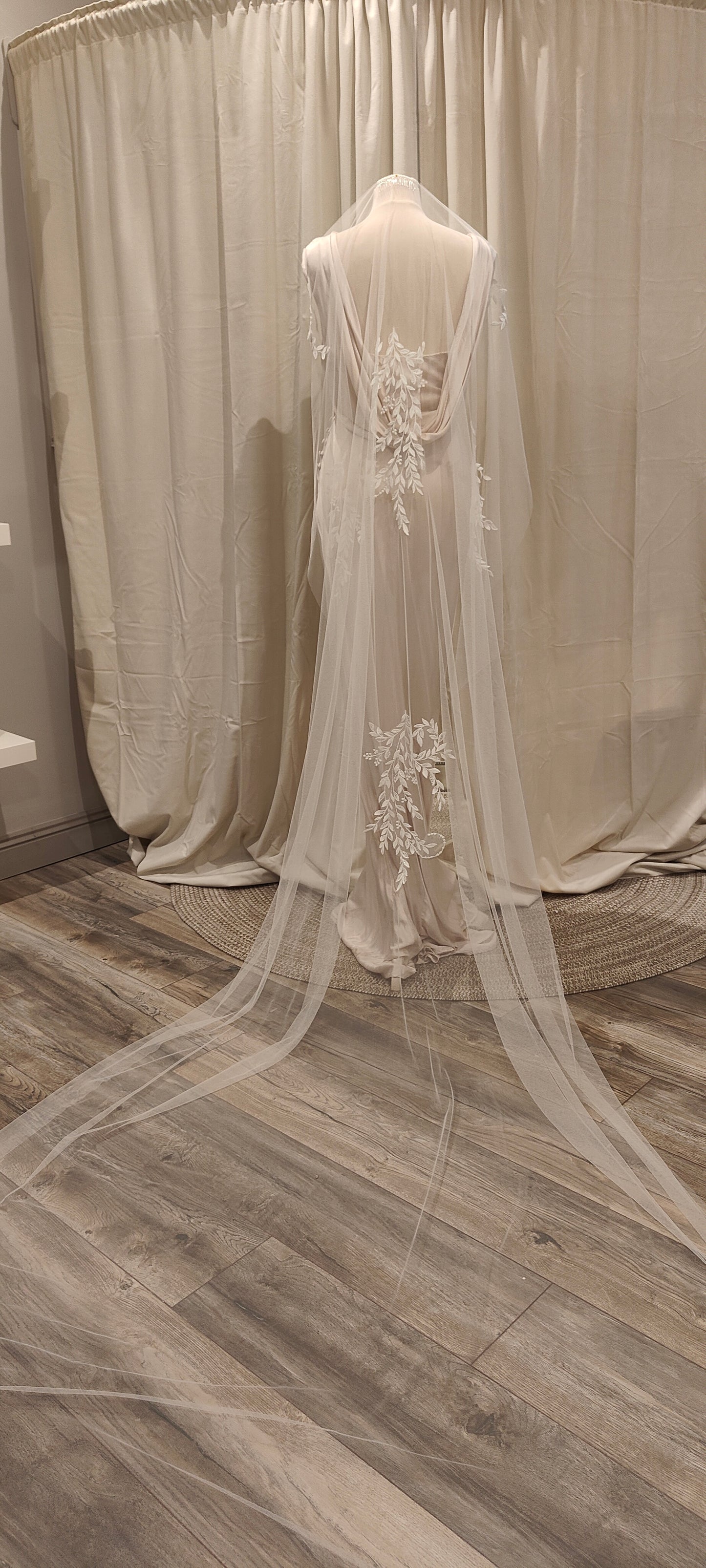 AIMEE - Cascading lace applique veil
