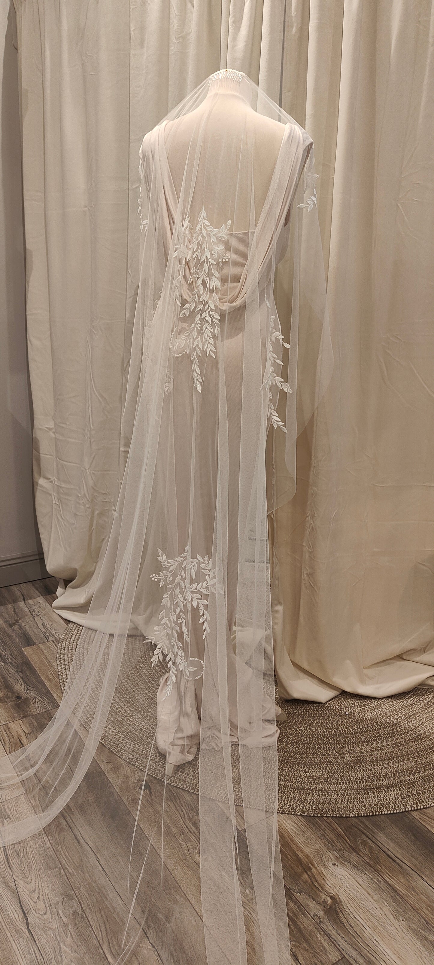 AIMEE - Cascading lace applique veil