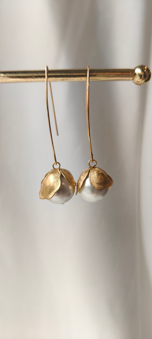 BLÁTH - Matte Gold Pearl Drop Earrings