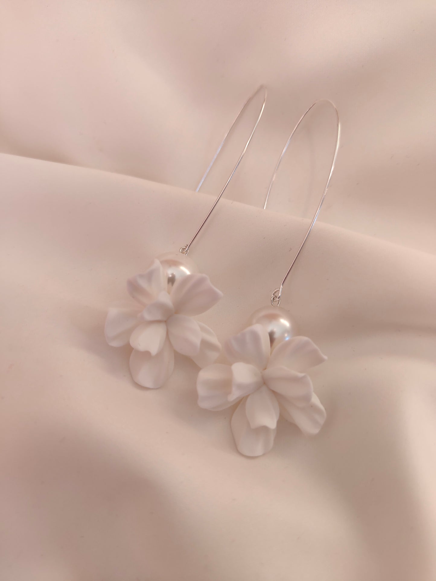 ALORA - Statement pearl & floral earrings - Silver