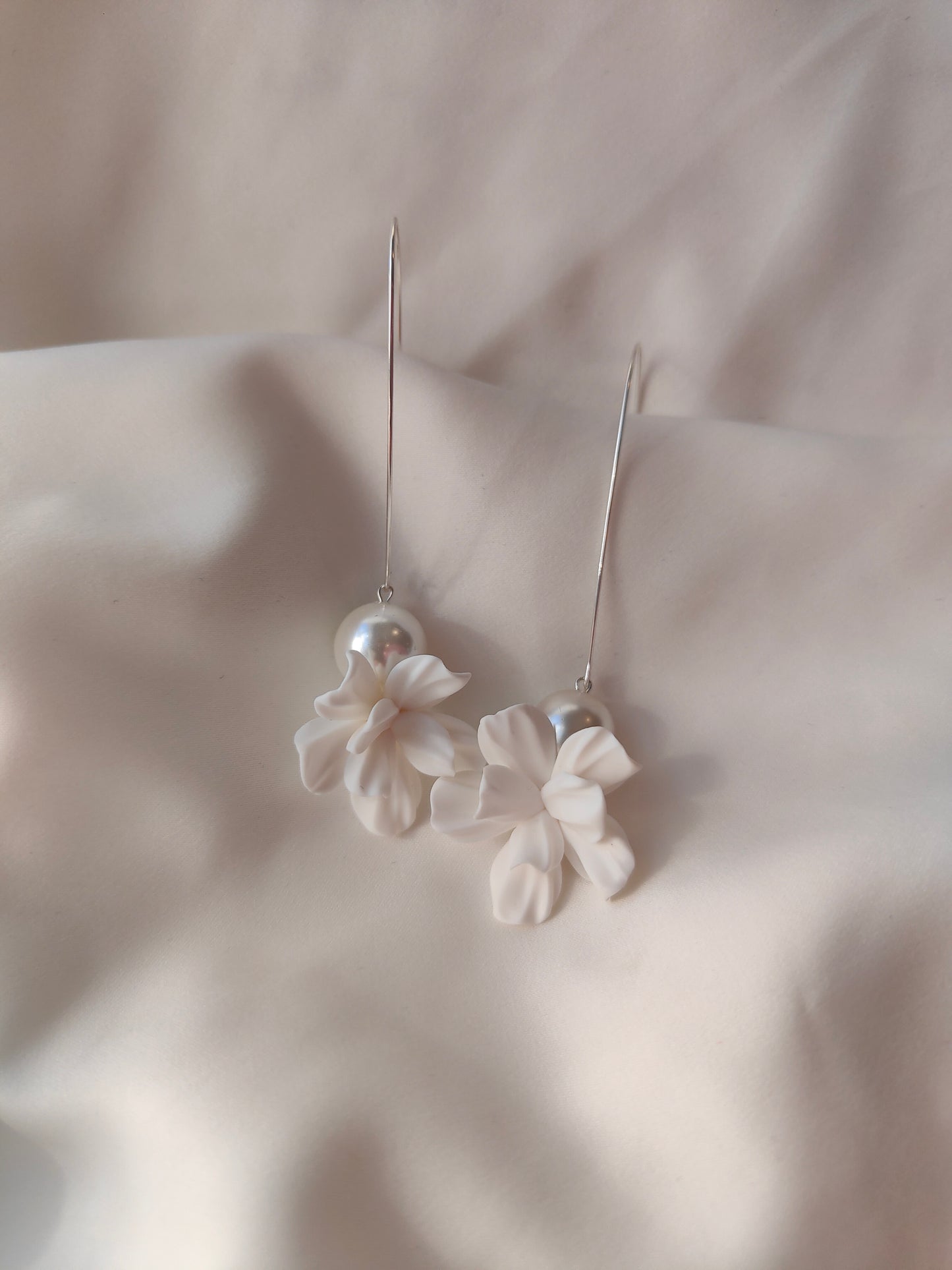 ALORA - Statement pearl & floral earrings - Silver