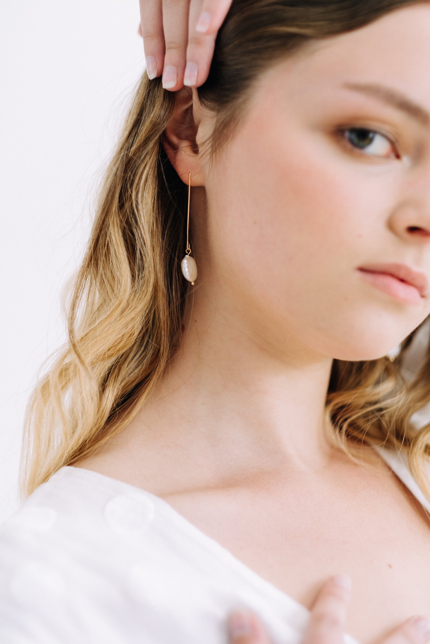 FAYE - Óir & fionnuisce Pearl Drop Bridal Earrings