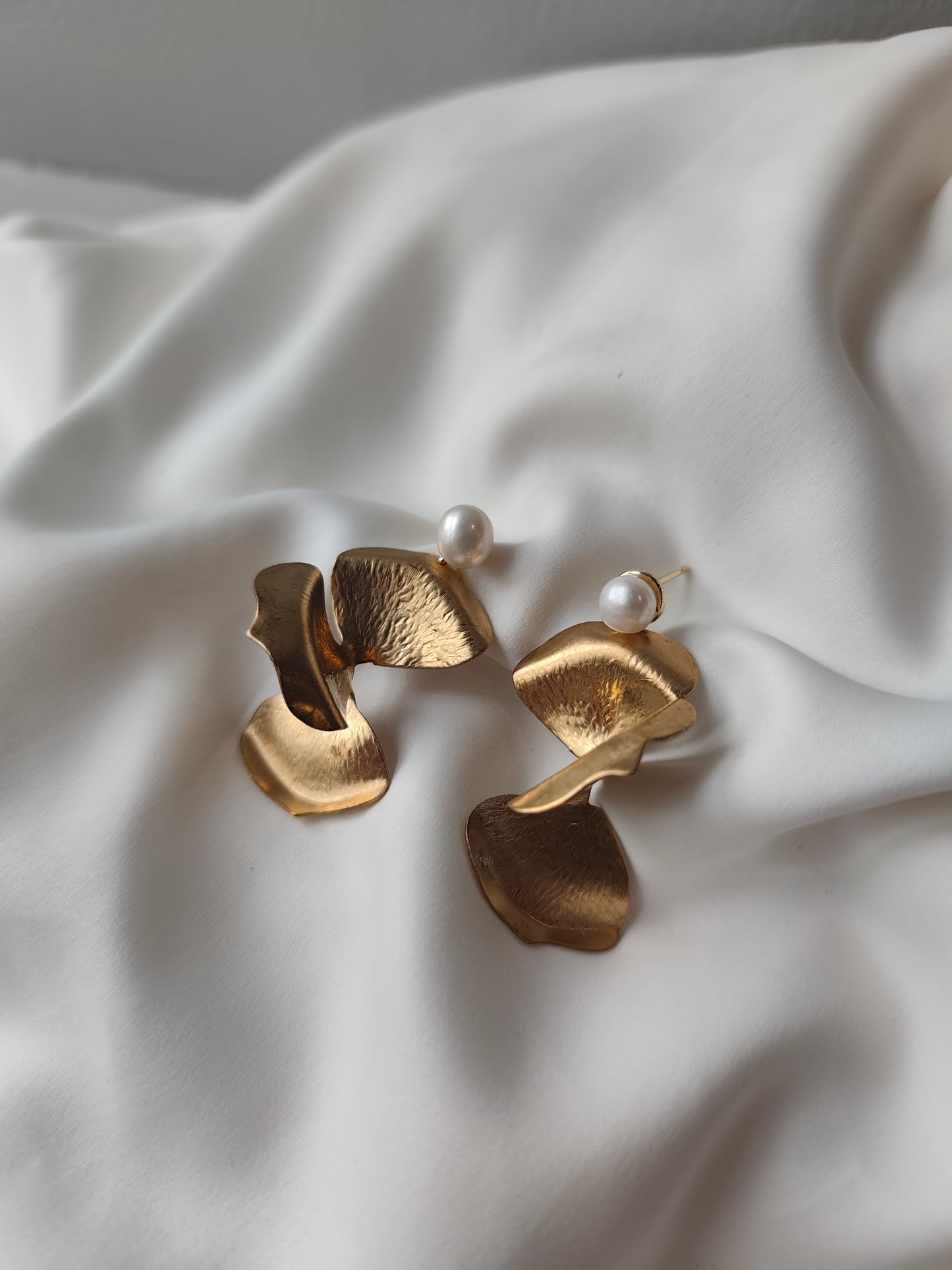 LARA - Statement Gold & Pearl Bridal Earrings