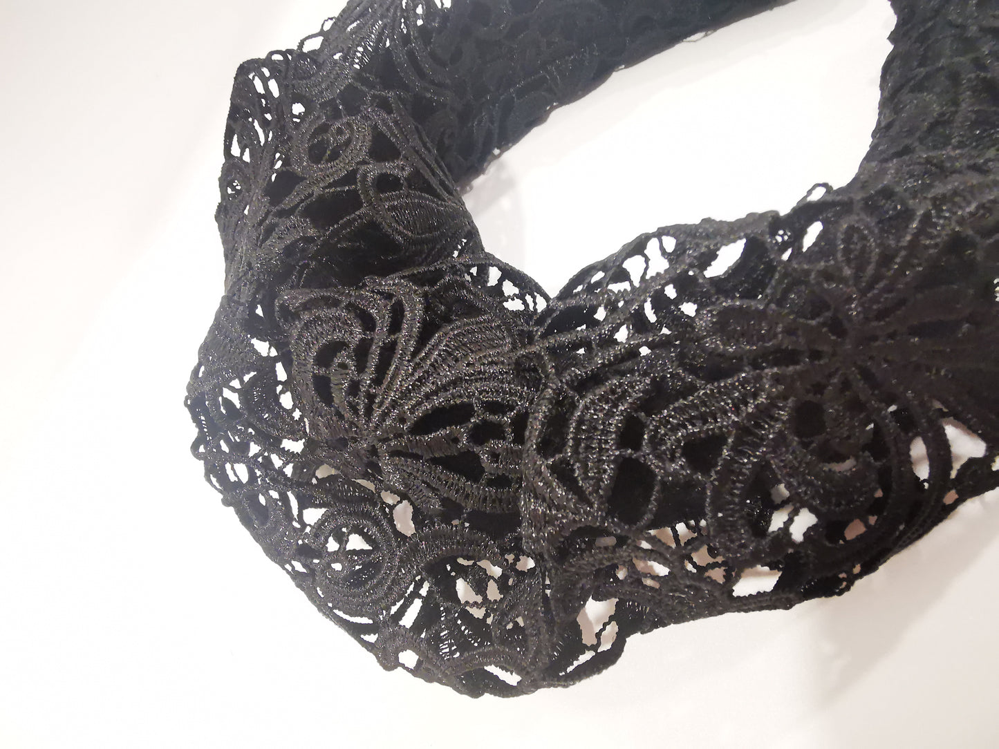 Ceannbhanda ruffle LUXE LACE - Dubh