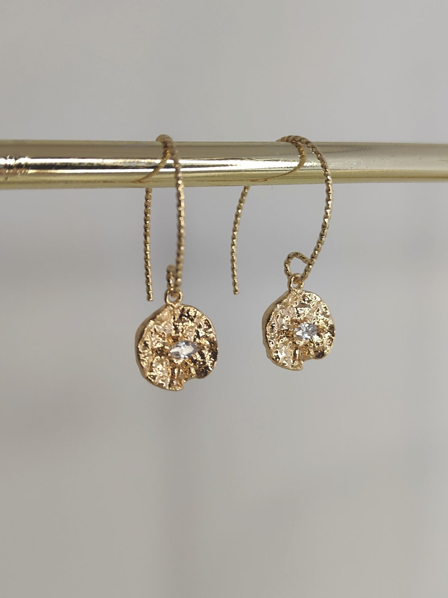 AUNA - Gold Drop Drop Earrings