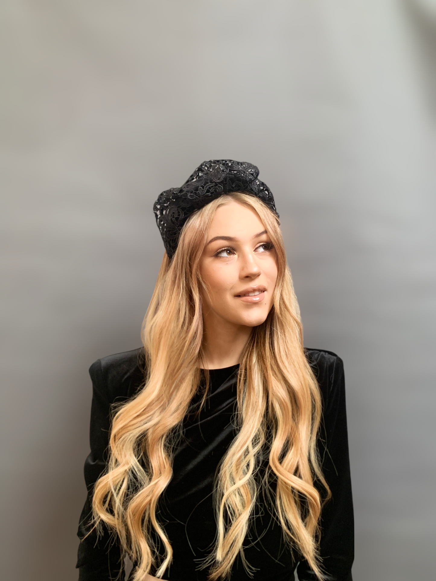 Ceannbhanda ruffle LUXE LACE - Dubh