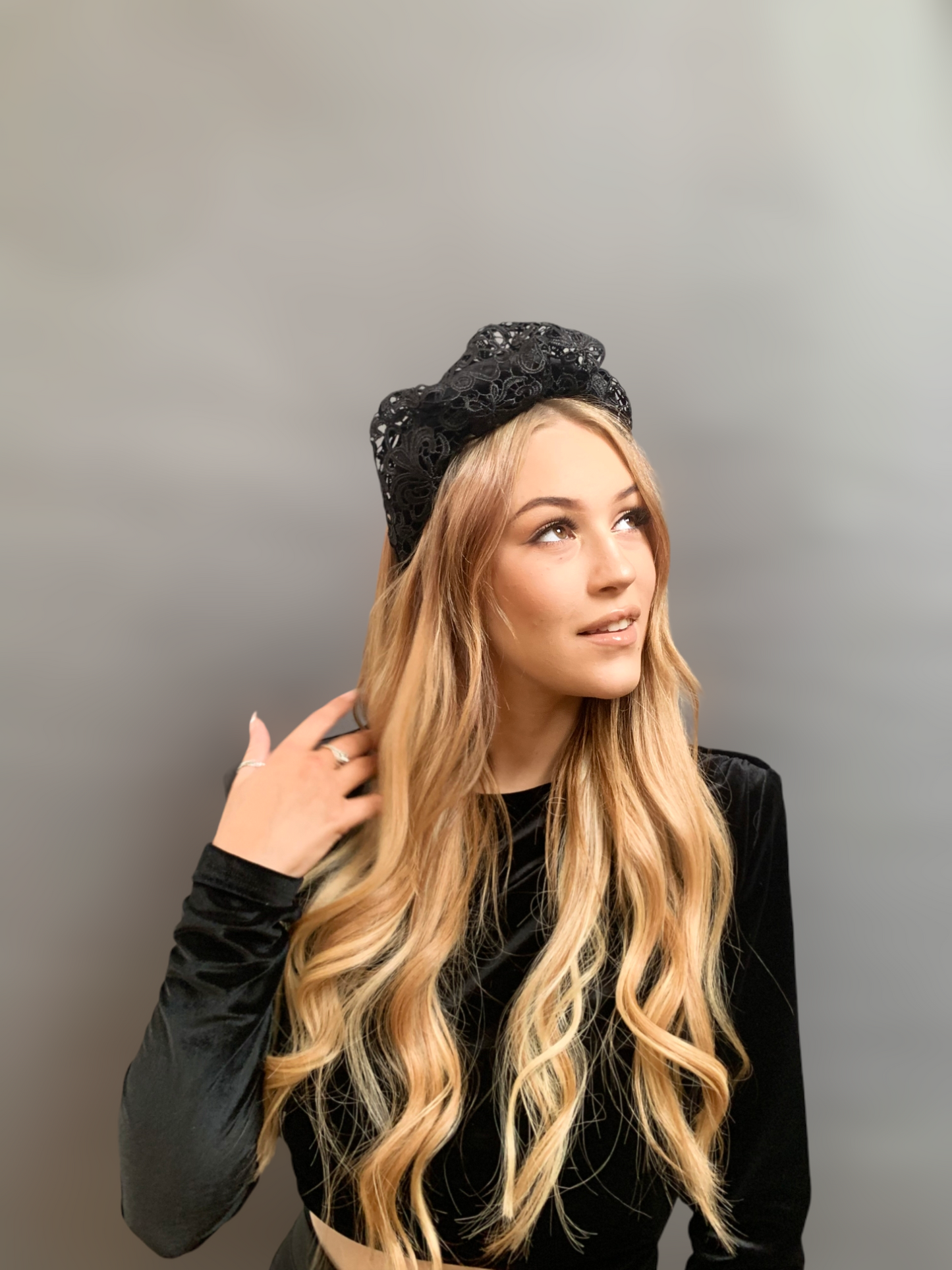 Ceannbhanda ruffle LUXE LACE - Dubh