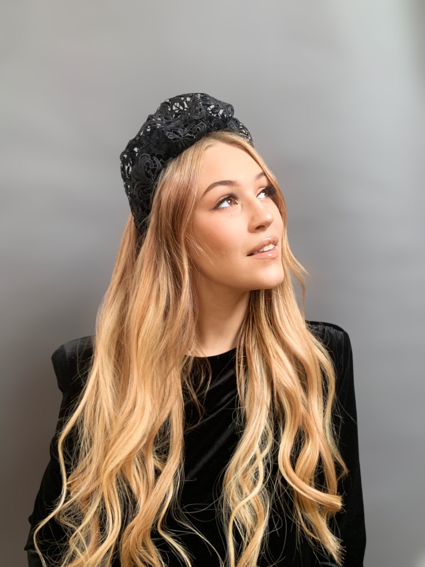 Ceannbhanda ruffle LUXE LACE - Dubh