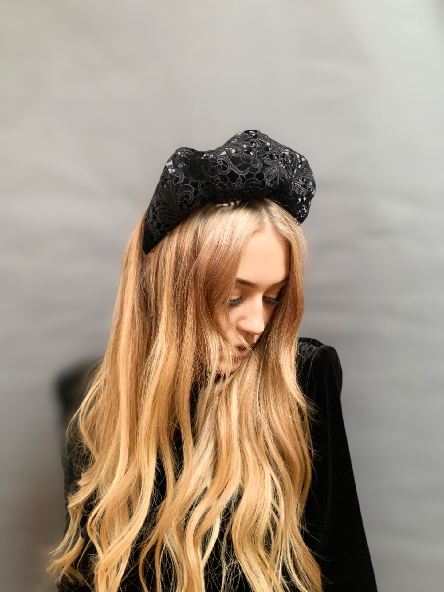 Ceannbhanda ruffle LUXE LACE - Dubh