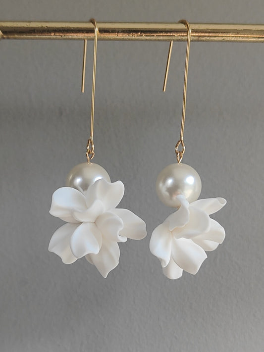 ALORA - Ráiteas Pearl &amp; Flower Bridal Earrings