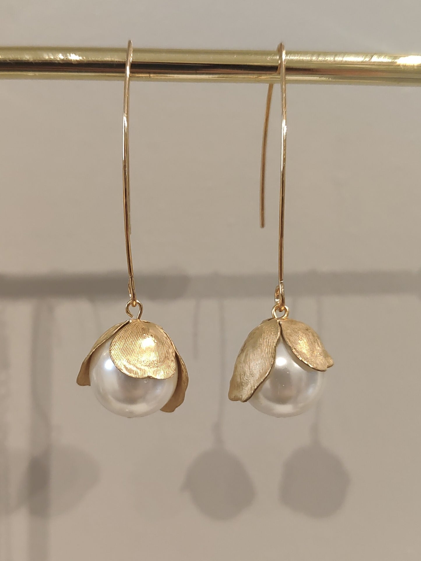 BLÁTH - Matte Gold Pearl Drop Earrings