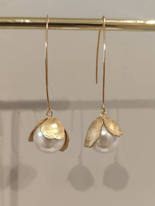 BLÁTH - Matte Gold Pearl Drop Earrings