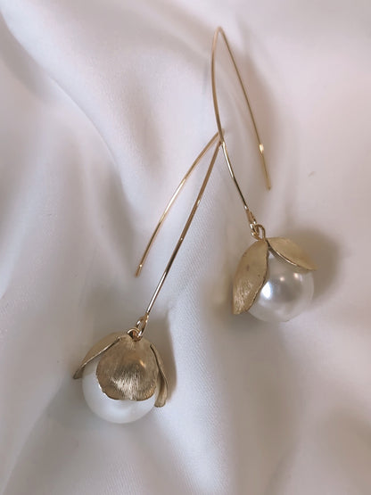 BLÁTH - Matte Gold Pearl Drop Earrings