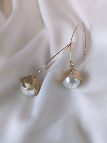 BLÁTH - Matte Gold Pearl Drop Earrings