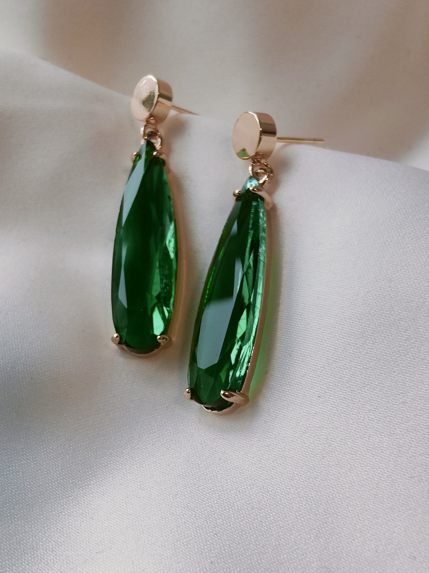 HELEN - Cluaise Buail Criostail Fada - Emerald