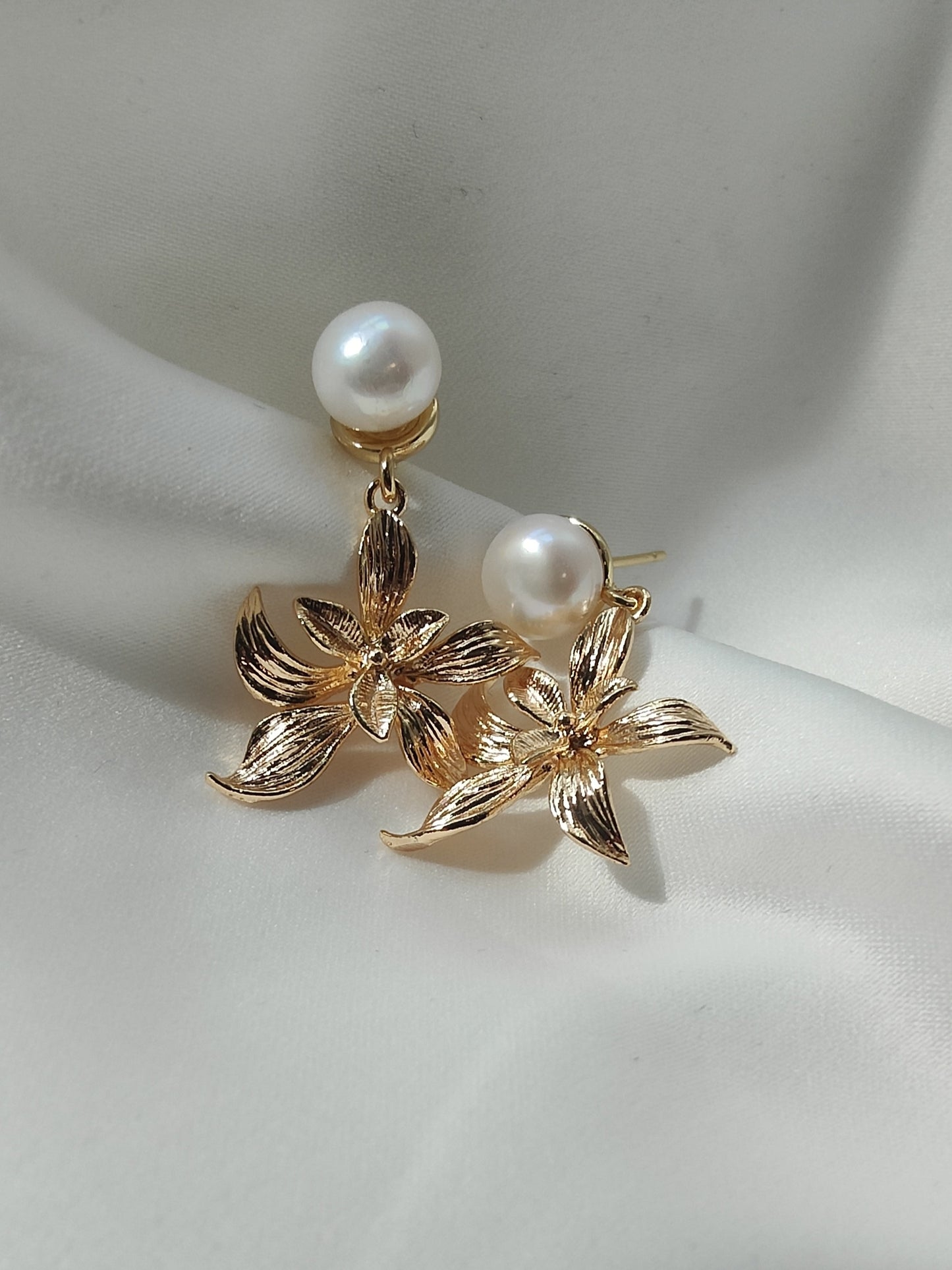 SOFIA - Pearl and gold floral earrings