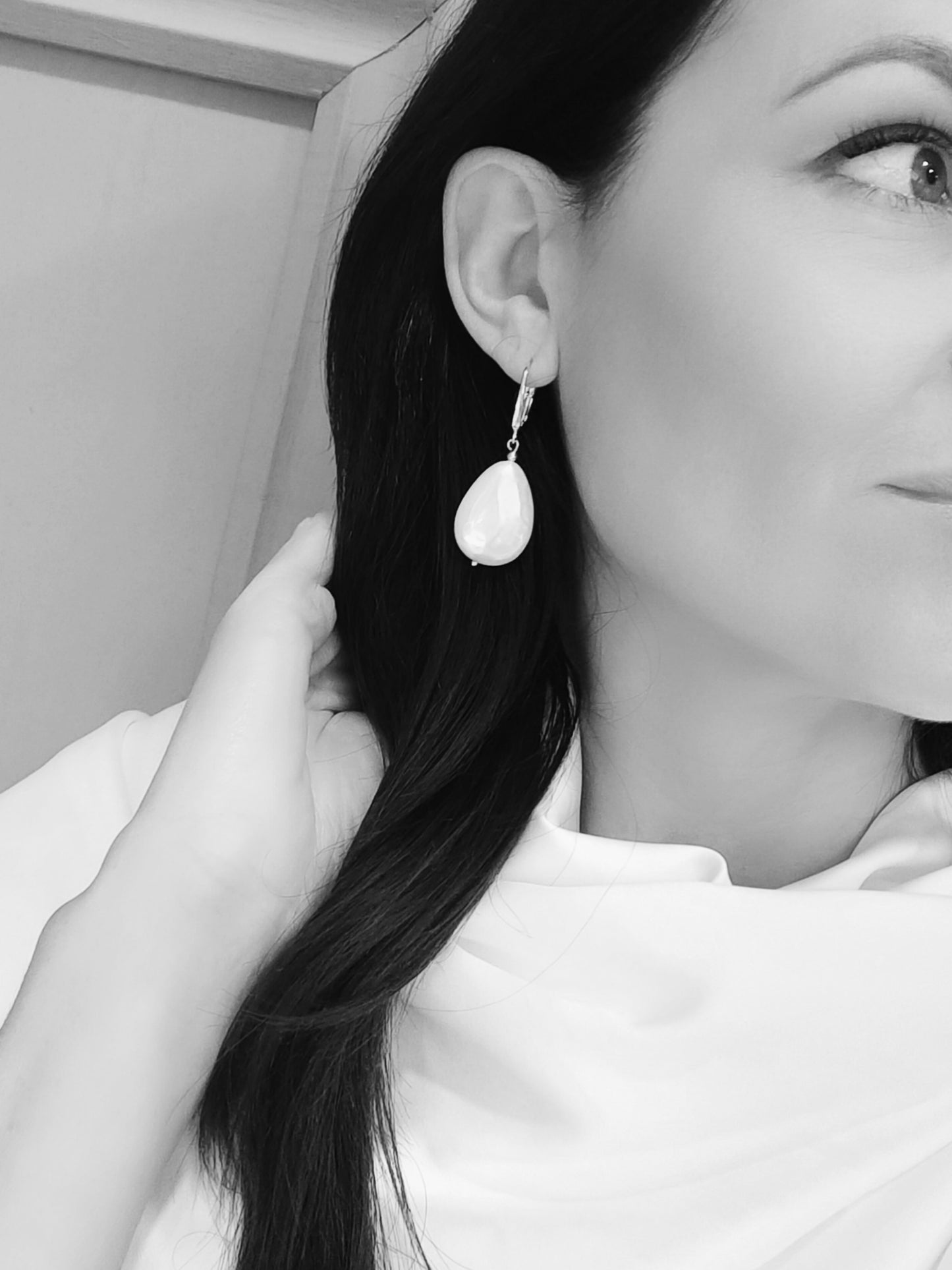 BELLA - Pearl Drop Earrings
