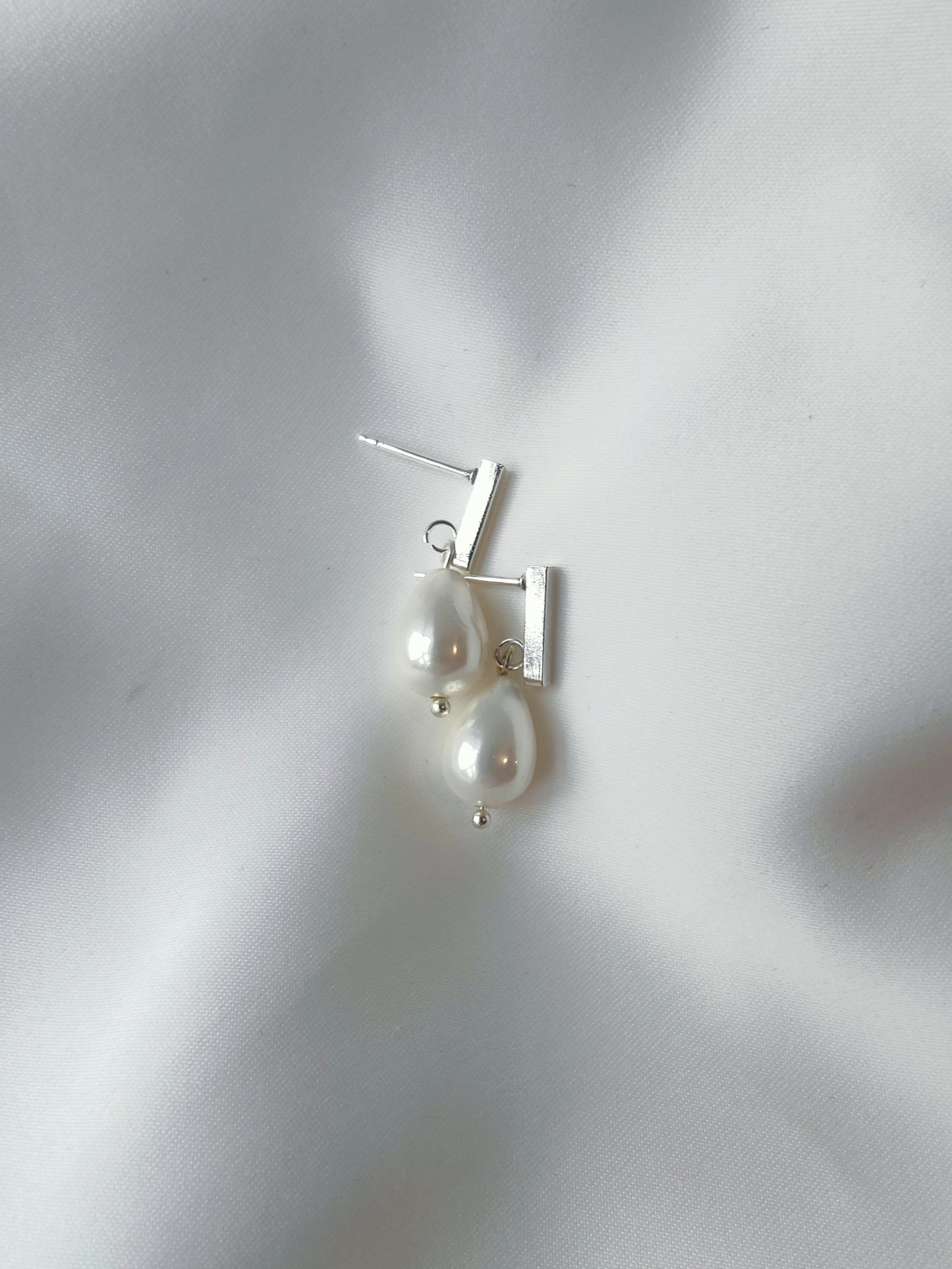 PEROLA - Silver & Pearl Drop Bridal Earrings