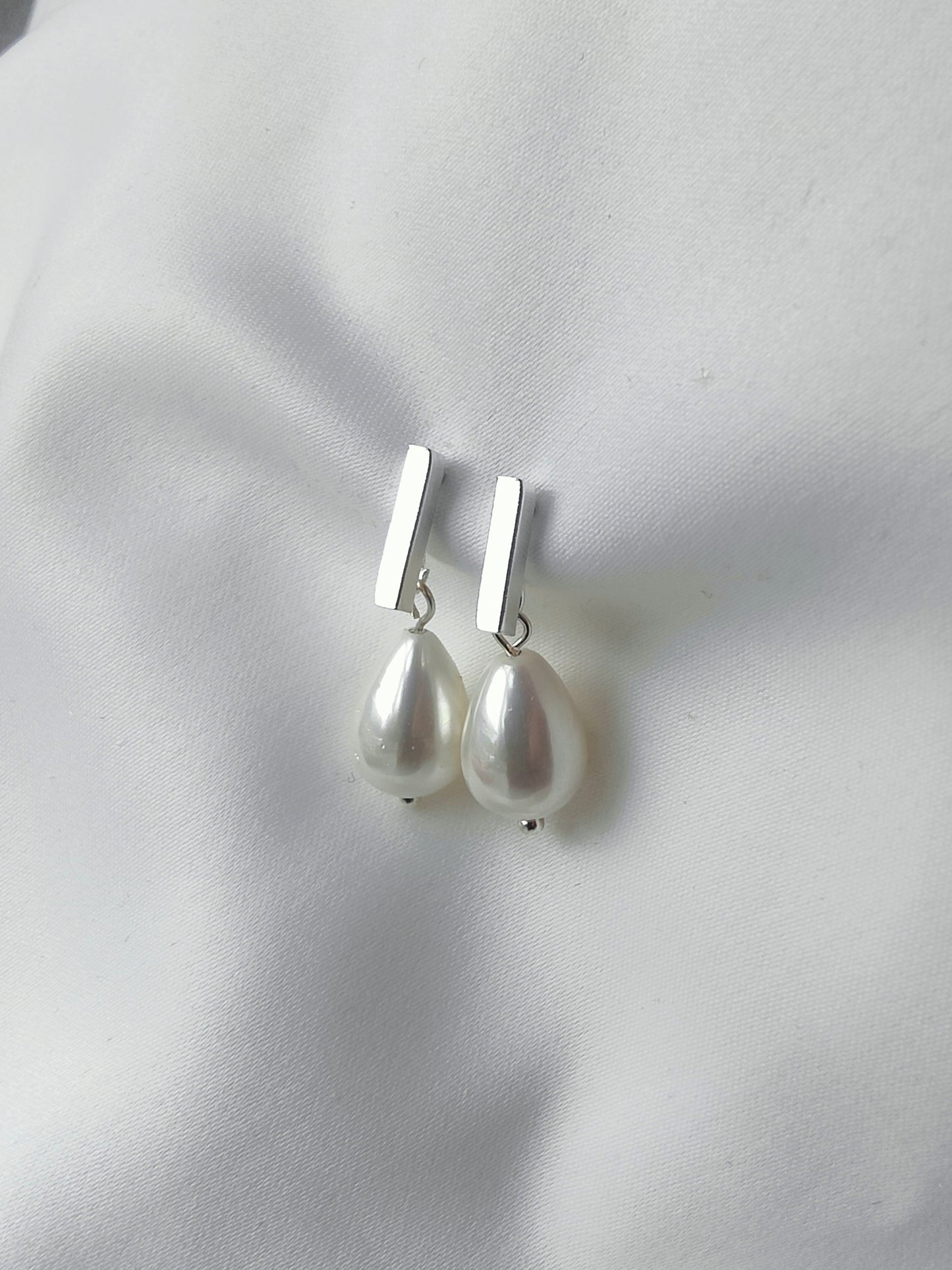 PEROLA - Silver & Pearl Drop Bridal Earrings