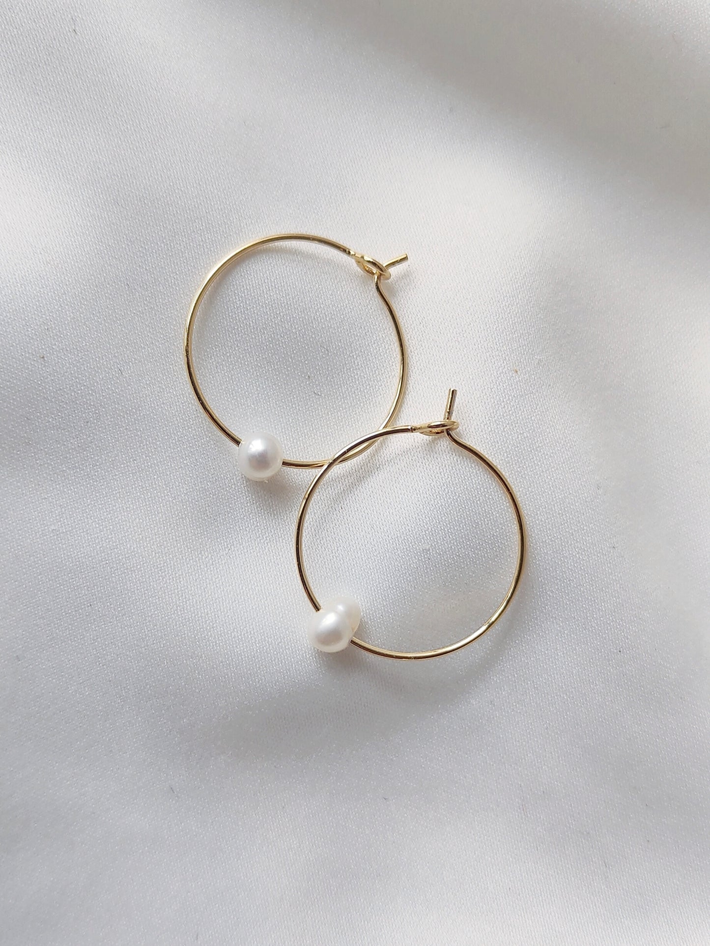AUBREY- Minimalist Gold & Pearl Hoop Earrings