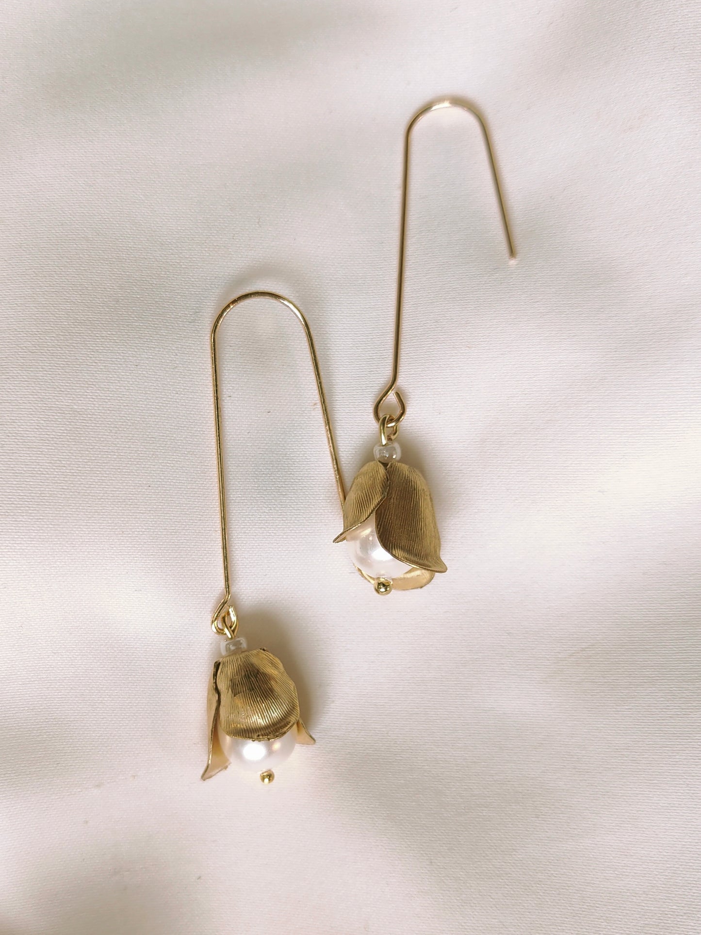 BLÁTH - Neamhlonrach Gold Pearl Drop Earrings