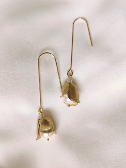 BLÁTH - Neamhlonrach Gold Pearl Drop Earrings