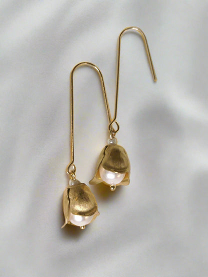 BLÁTH - Neamhlonrach Gold Pearl Drop Earrings
