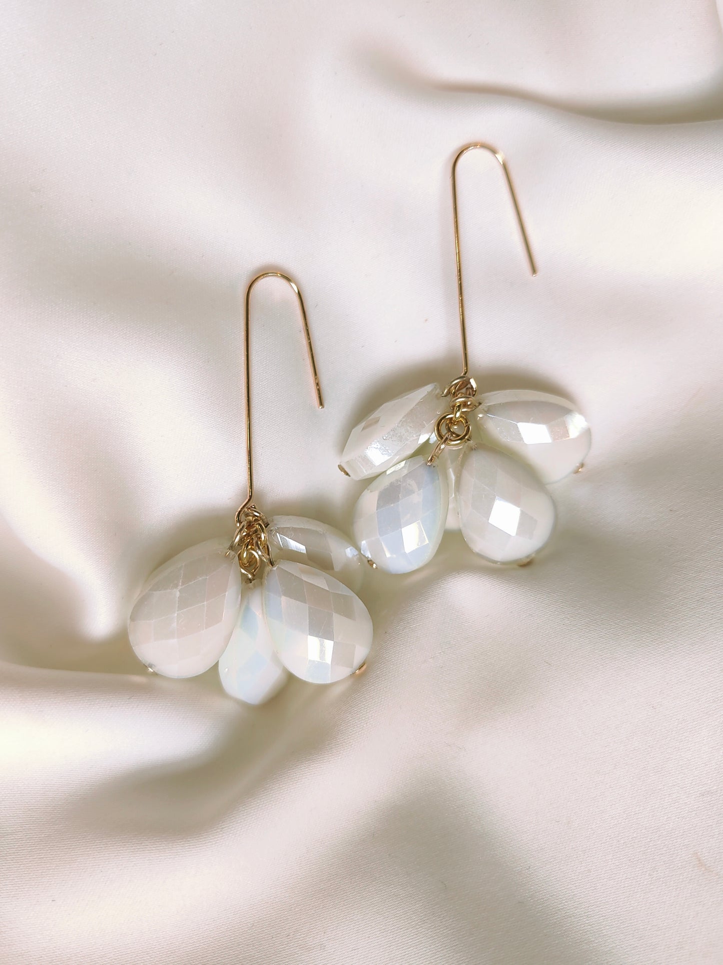 ALORA - Ráiteas Pearl &amp; Flower Bridal Earrings