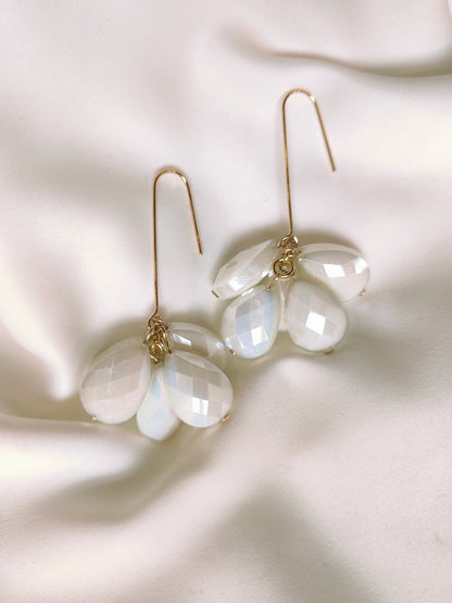 ALORA - Ráiteas Pearl &amp; Flower Bridal Earrings