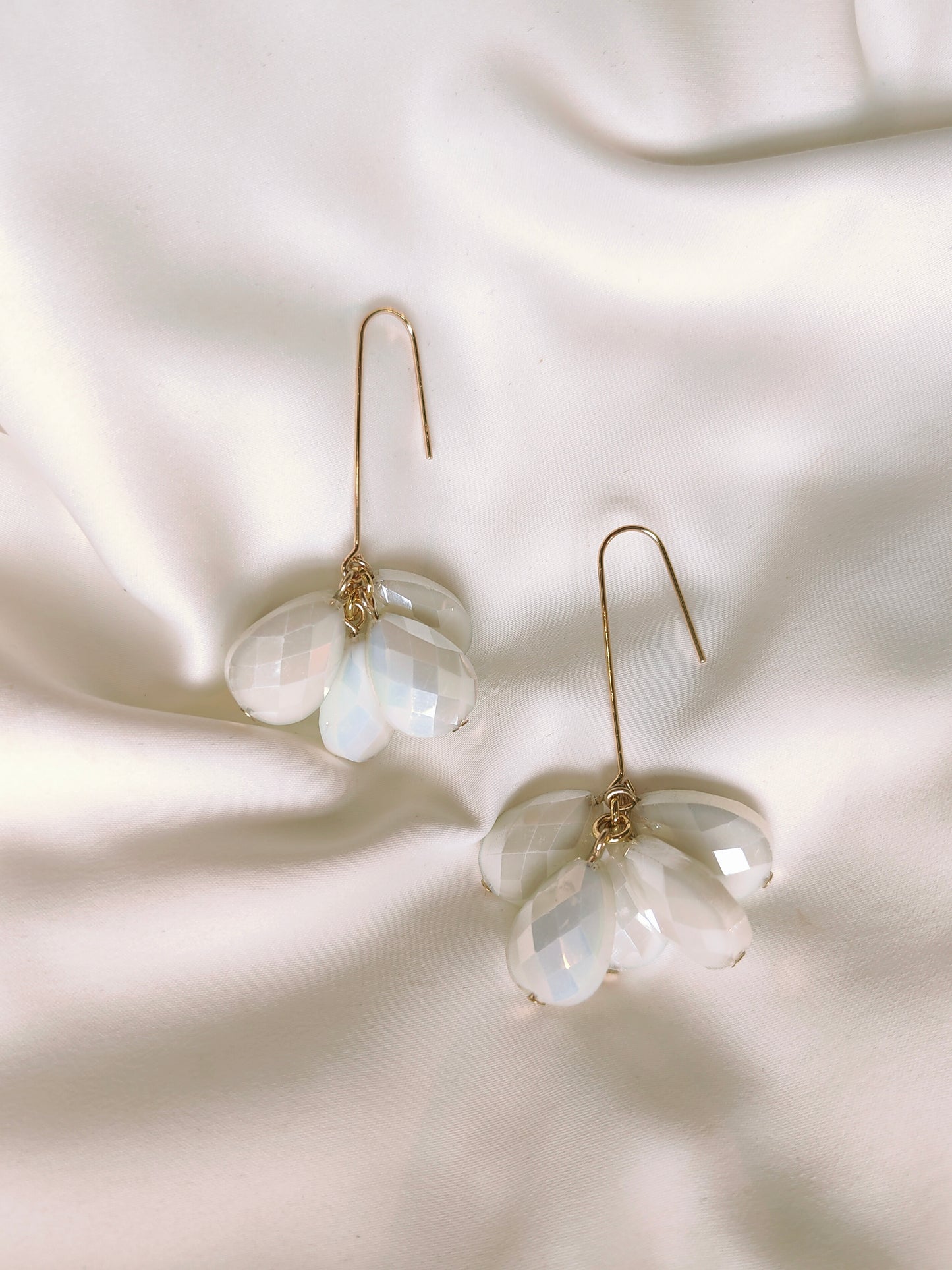 ALORA - Ráiteas Pearl &amp; Flower Bridal Earrings