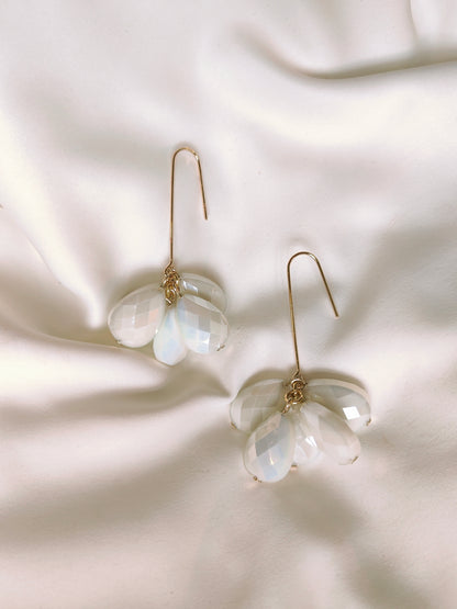 ALORA - Ráiteas Pearl &amp; Flower Bridal Earrings