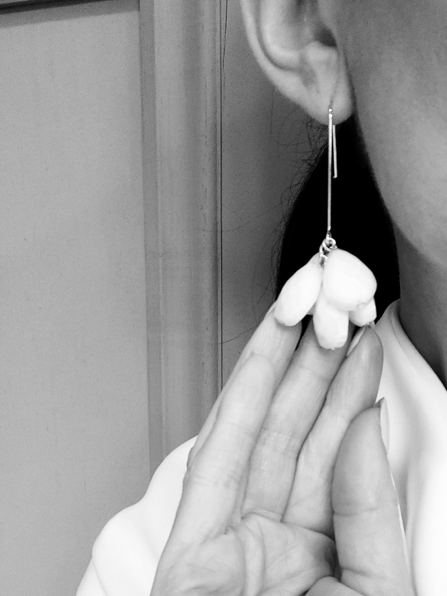 ALORA - Ráiteas Pearl &amp; Flower Bridal Earrings