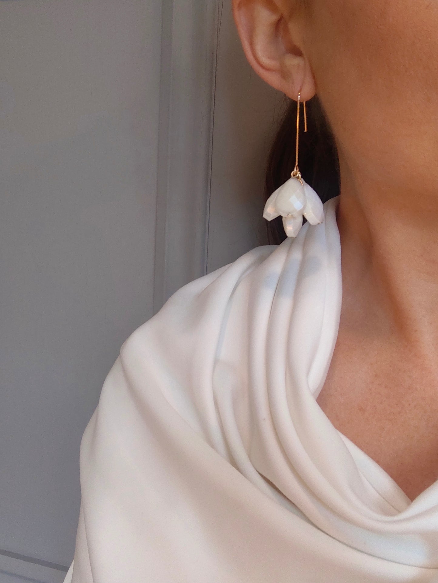 ALORA - Ráiteas Pearl &amp; Flower Bridal Earrings