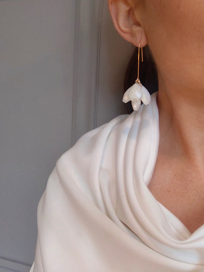 ALORA - Ráiteas Pearl &amp; Flower Bridal Earrings