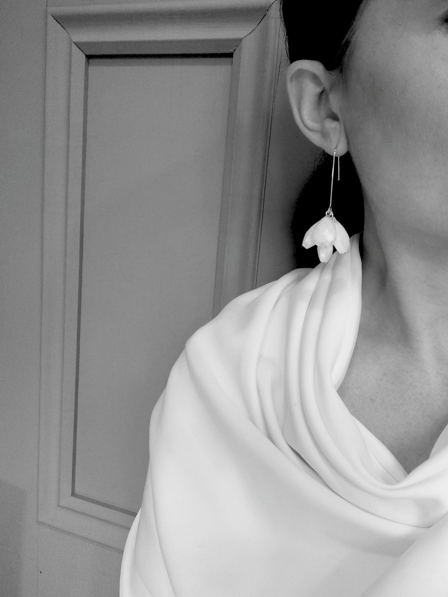 ALORA - Ráiteas Pearl &amp; Flower Bridal Earrings