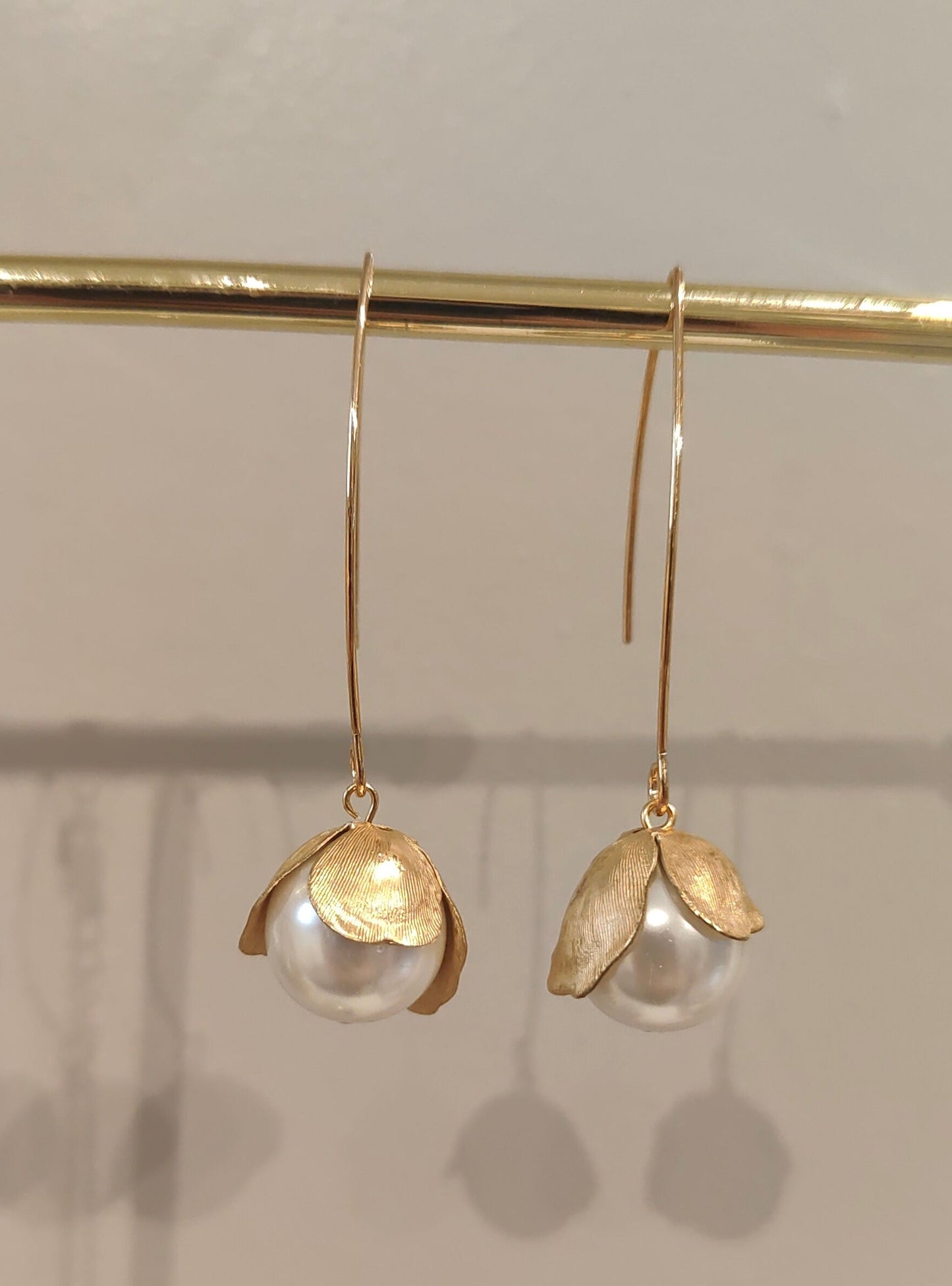 BLÁTH - Neamhlonrach Gold Pearl Drop Earrings