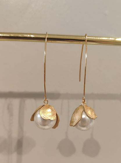 BLÁTH - Matte Gold Pearl Drop Earrings