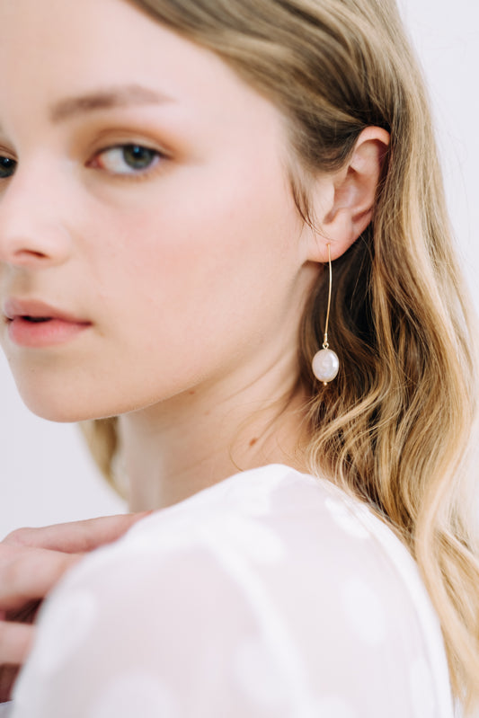 FAYE - Óir &amp; fionnuisce Pearl Drop Bridal Earrings