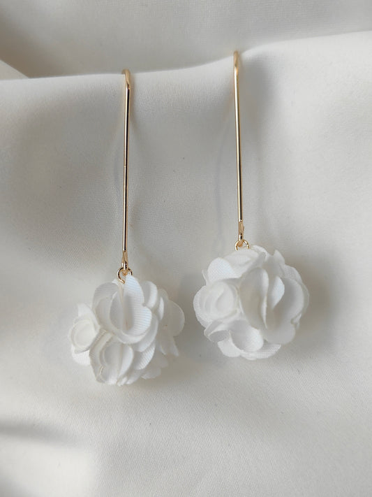 Georgia - Floral drop earrings - White