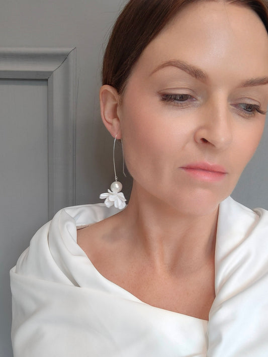 ALORA - Statement pearl & floral earrings - Silver