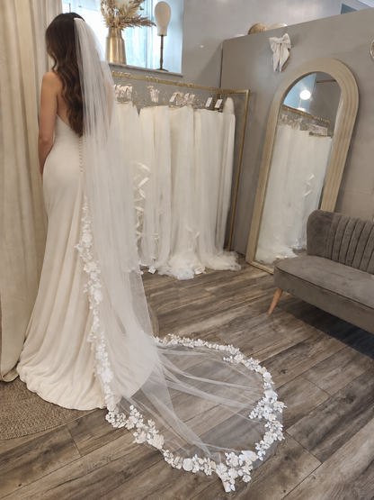 WILLOW - Floral lace edge veil