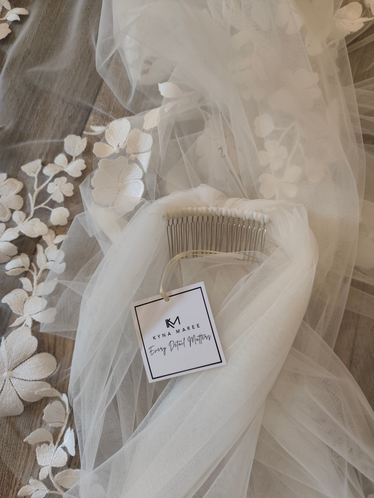 WILLOW - Floral lace edge veil