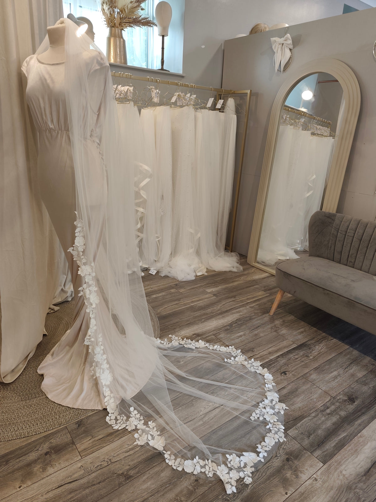 WILLOW - Floral lace edge veil