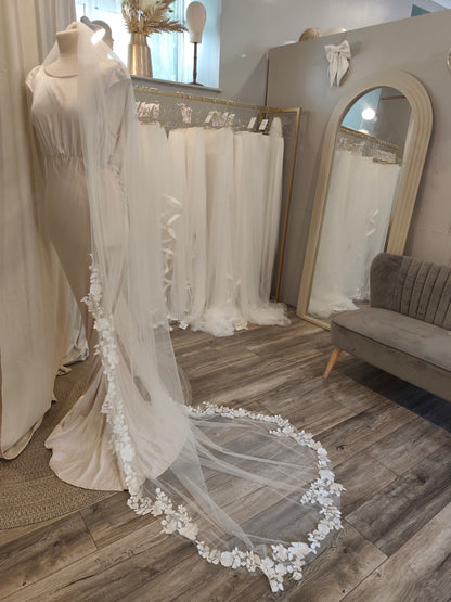 WILLOW - Floral lace edge veil