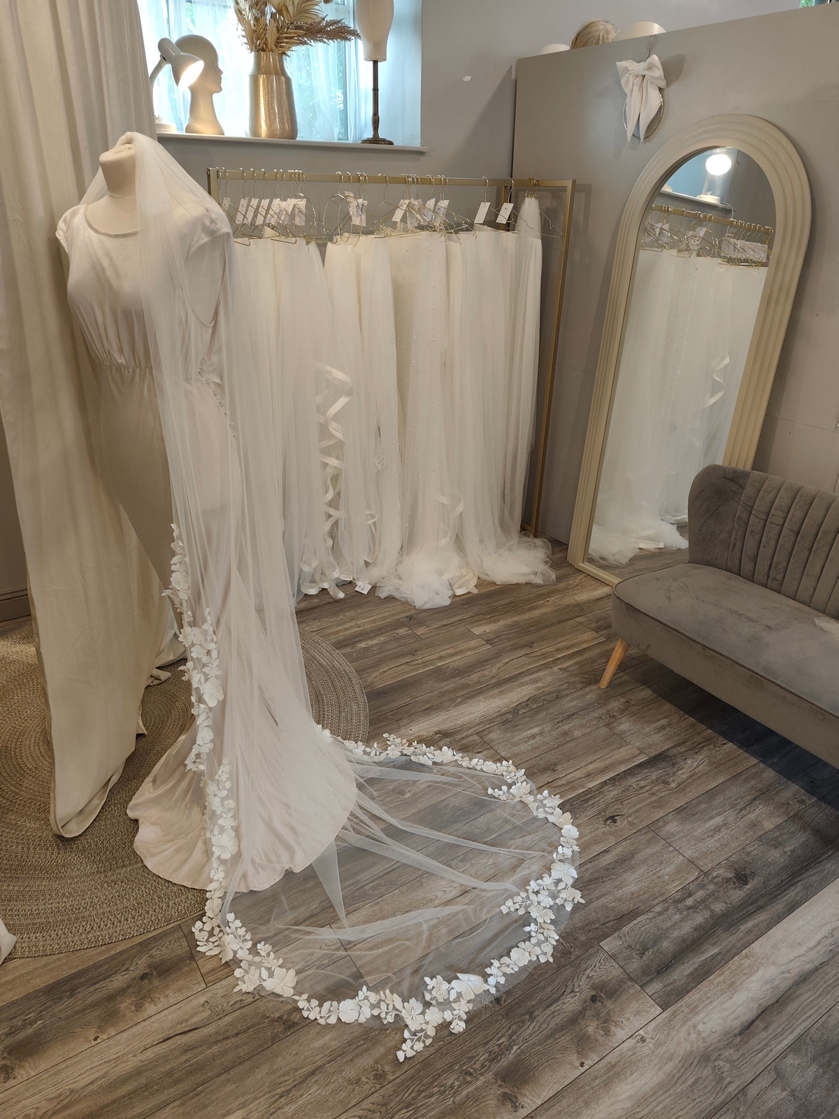 WILLOW - Floral lace edge veil