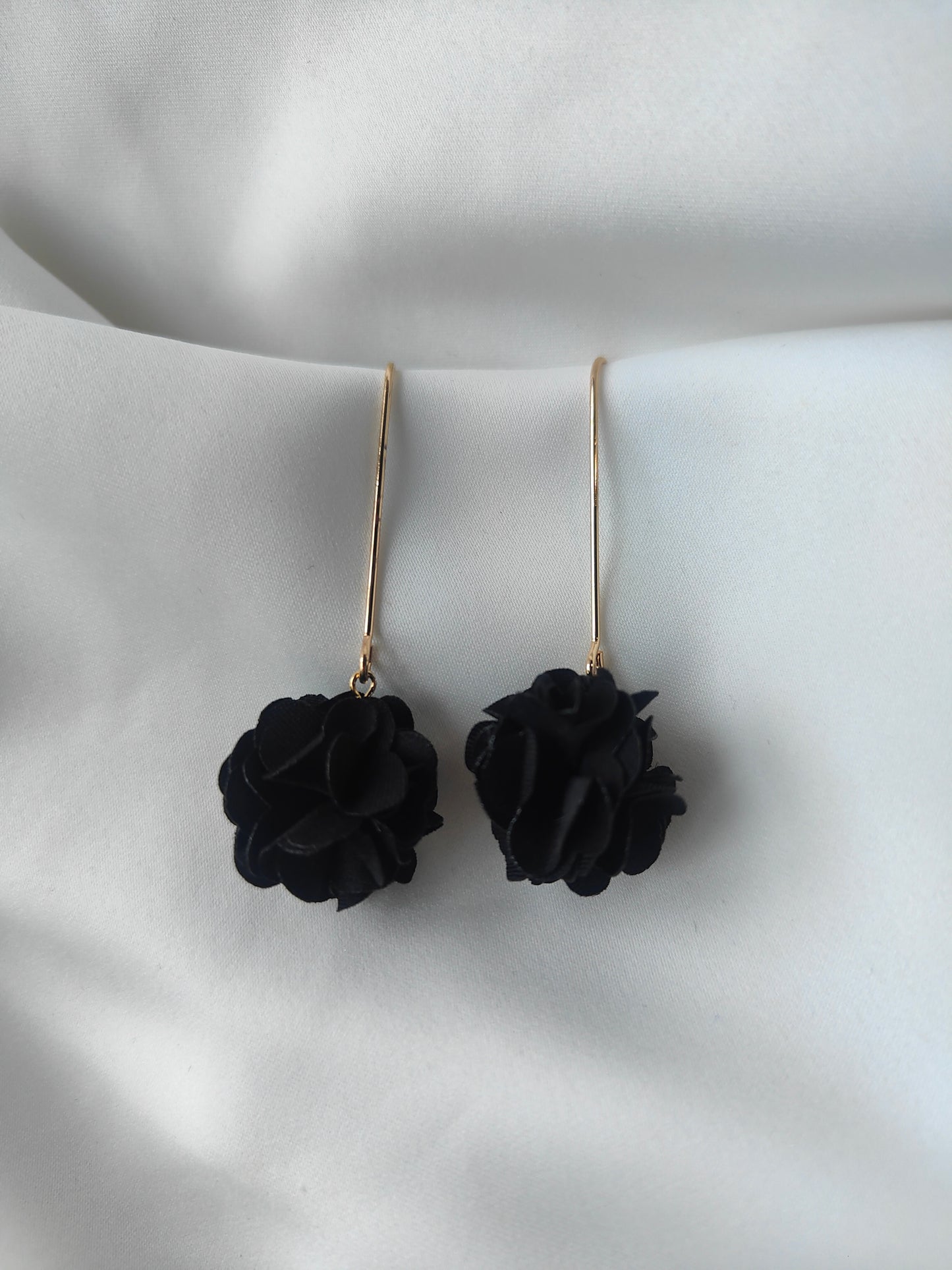 Georgia - Floral drop earrings - Black