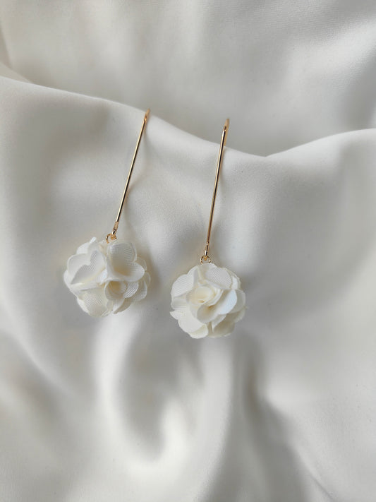 Georgia - Floral drop earrings - Ivory